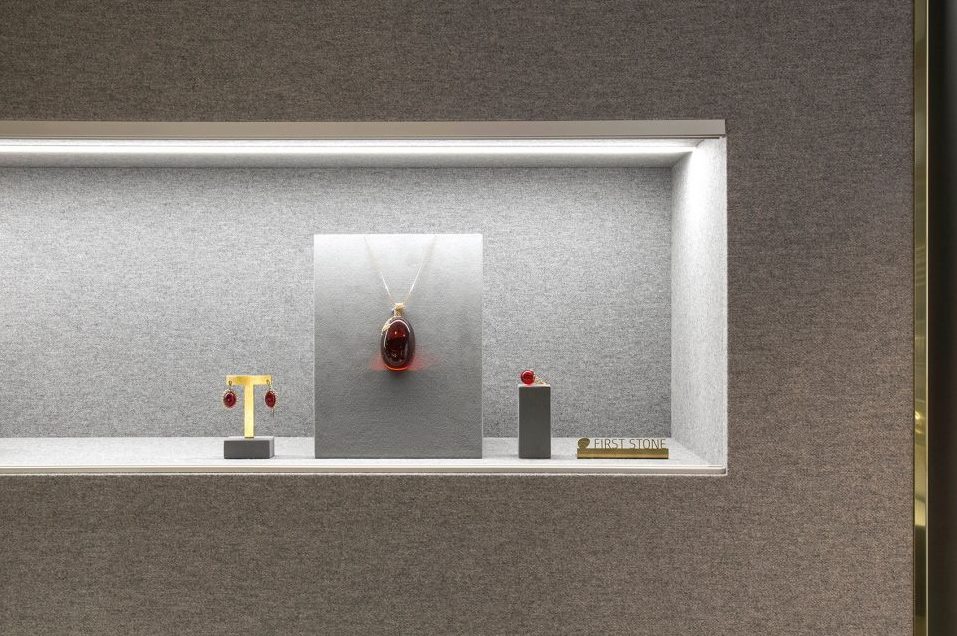 現(xiàn)代輕奢珠寶店展臺效果圖