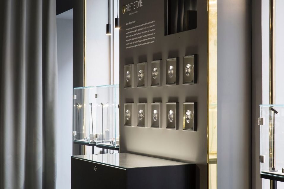 現(xiàn)代輕奢珠寶店展架效果圖