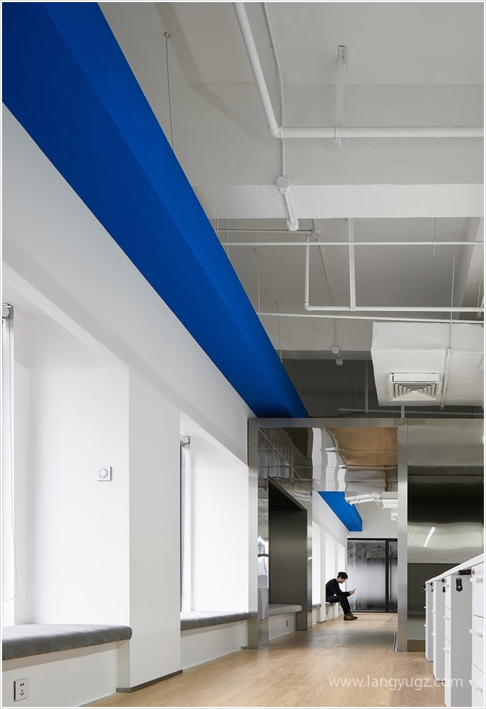 簡單辦公室休息區(qū)圖片