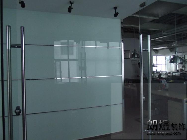 成都辦公室裝修玻璃門實景效果圖