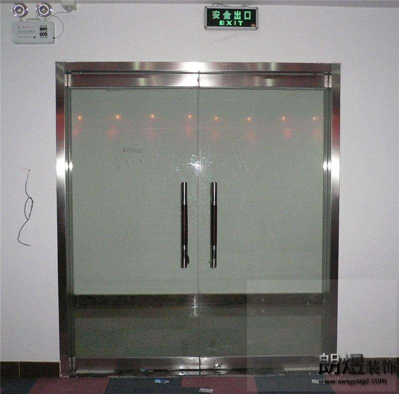 成都辦公室裝修玻璃門實景效果圖
