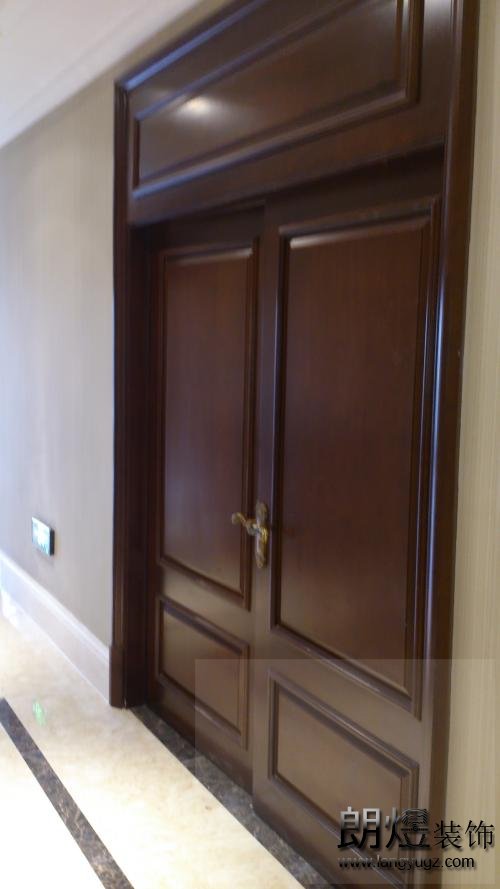 成都辦公室裝修實木門實景效果圖